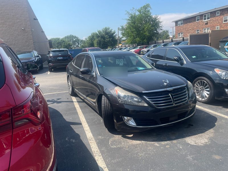 Black Hyundai Equus full-size sedan with a creased front fender, bought for cash in Chicago