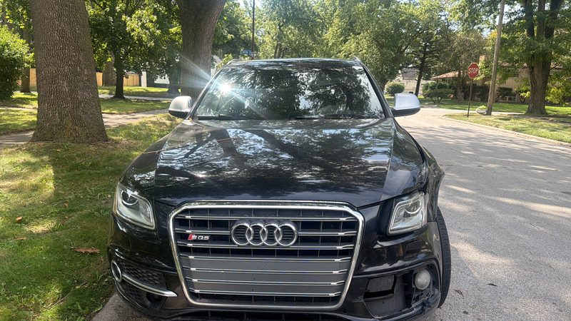Black Audi SQ5 SUV with front-end collision damage bought for cash for junk cars in Chicago